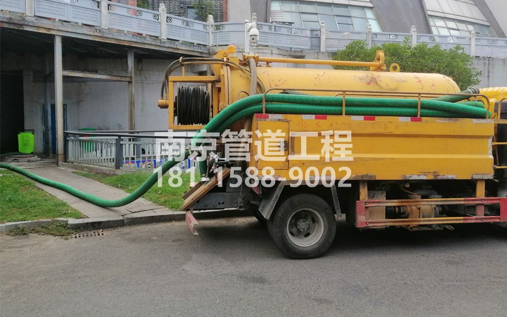 277洲泰商场隔油池吸污
