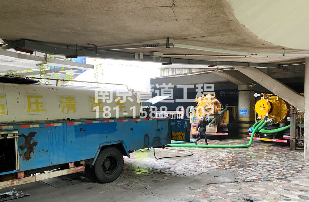 273洲泰商场地下室污水清理