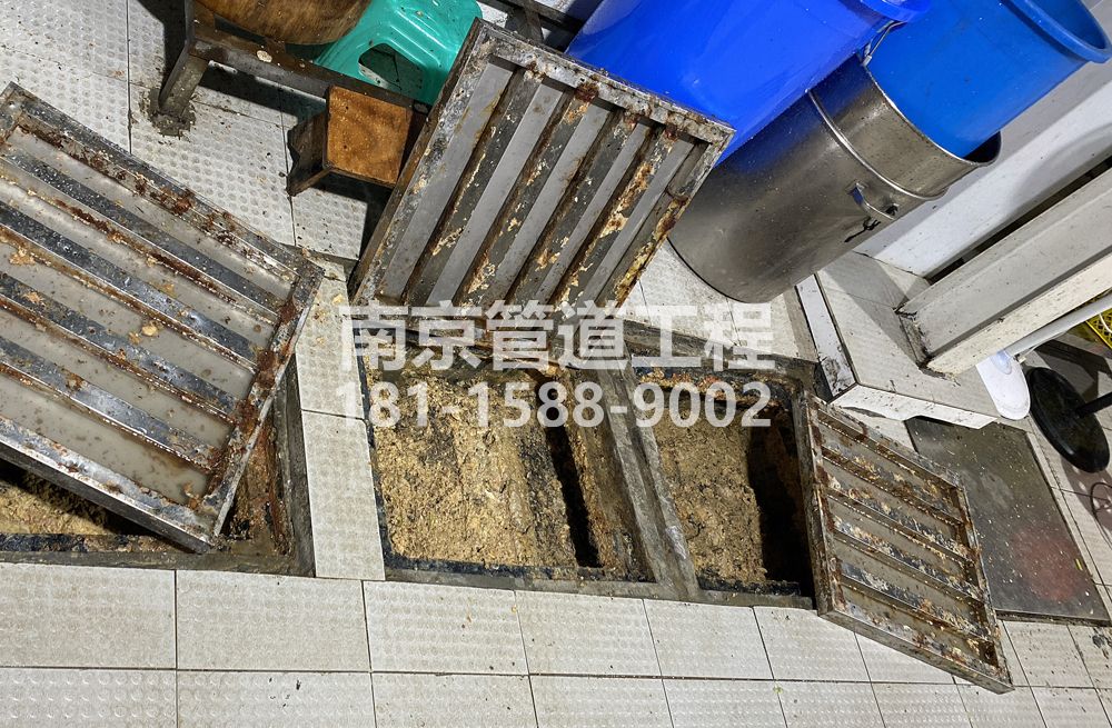 278洲泰城管中队食堂隔油池清理